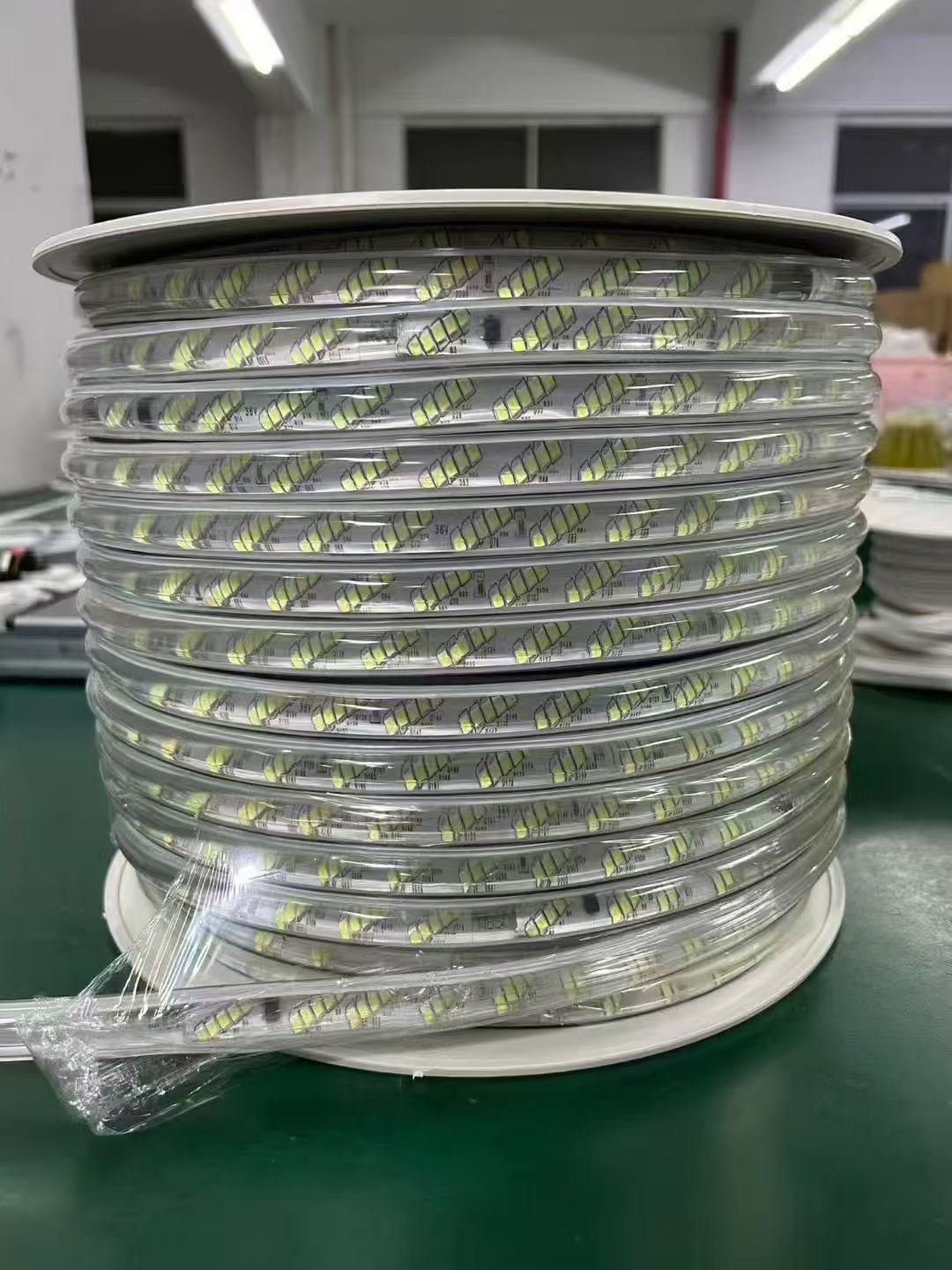 24v低压36v灯带led灯条户外超亮防水夜市摆摊隧道工程塔吊专用整卷100米