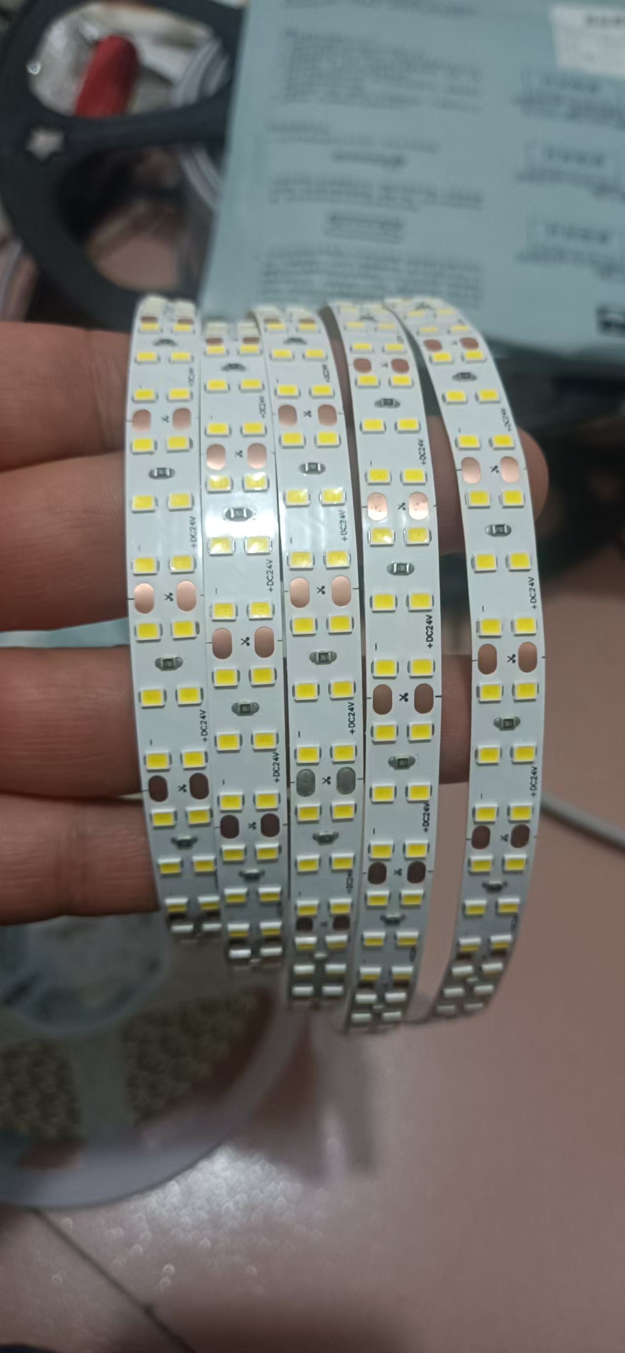 批发双排240珠单色超亮自粘无频闪2835灯珠10盘10米led灯带