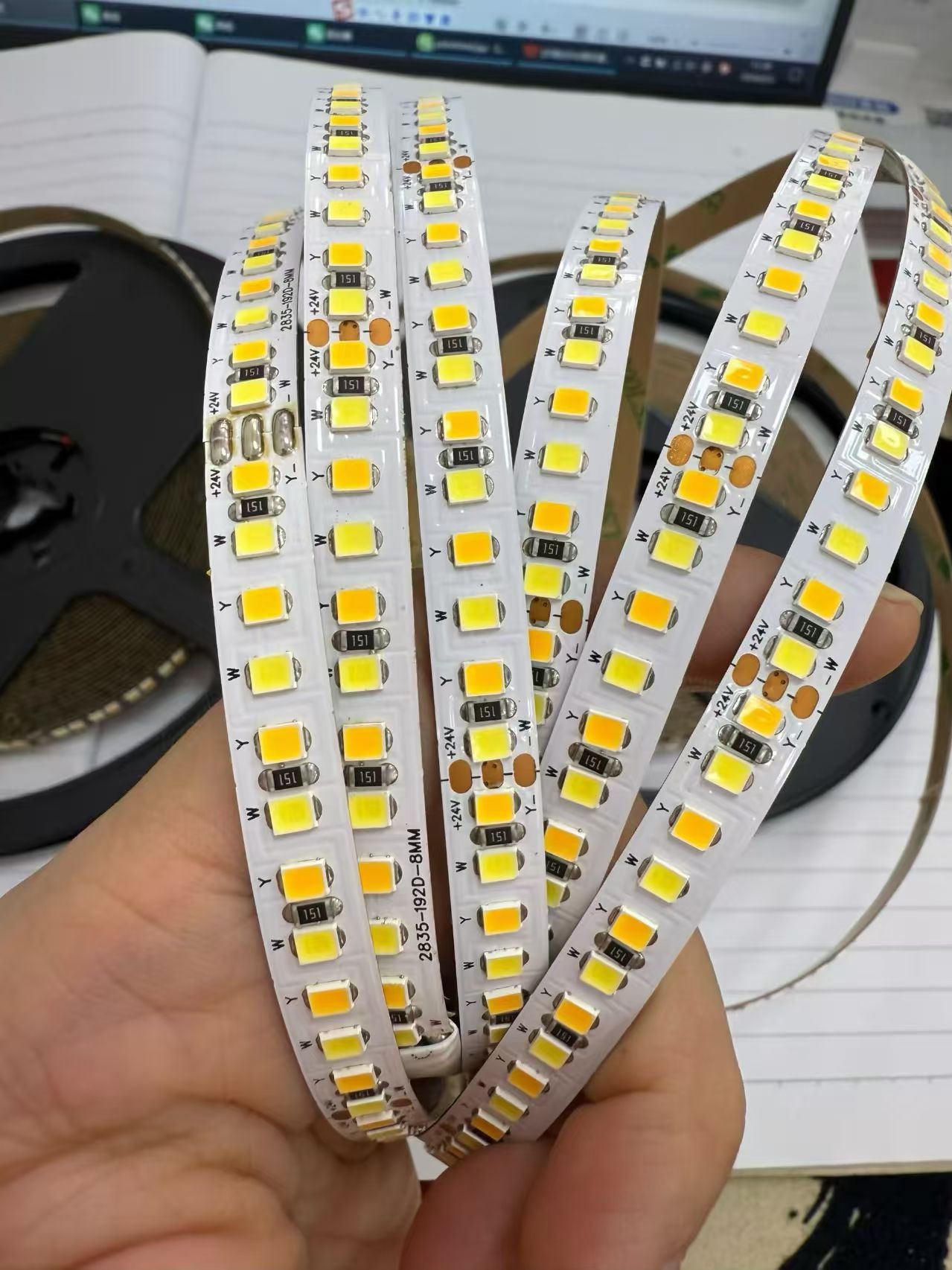 批发24v 三线192珠三色变光电镀版自粘无频闪线性灯led贴片灯带100米
